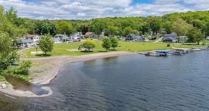 Cozy Lake Cottage - Pet Friendly