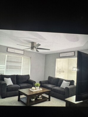 Living area - Spacious 4-bedroom house in fabulous Liberty with AC (Liberty)