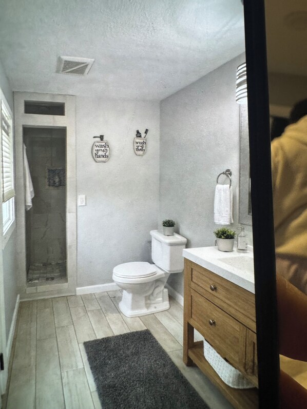 Dusche, Haartrockner, Handtücher, Toilettenpapier