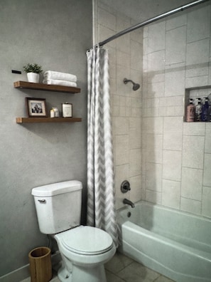 Dusche, Haartrockner, Handtücher, Toilettenpapier