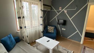 Basic-Vierbettzimmer, Balkon | Wohnbereich