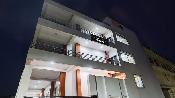 A multi-story building with a sign reading 'TOWNHOUSE.' - Deluxe With Twin Bed Hotel Sky Inn (Lucknow)