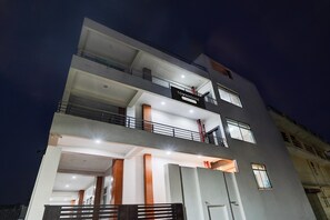 Un immeuble à plusieurs étages sur lequel on peut lire l’inscription « TOWNHOUSE ».