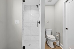 Haartrockner, Handtücher, Seife, Toilettenpapier
