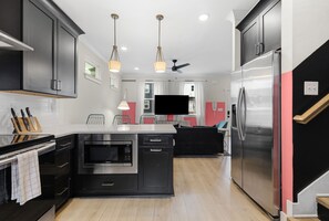 Microwave, oven, stovetop, dishwasher - Nashville Group Retreat  Sleeps 10 Near Downtown (Nashville)