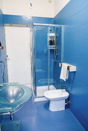 Dusche, Haartrockner, Bidet, Handtücher