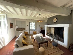 TV, fireplace, books - Charming house with swimming pool in the quiet Gers countryside (Fleurance)