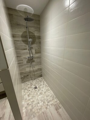 Shower, towels, soap, toilet paper - Charming house with swimming pool in the quiet Gers countryside (Fleurance)