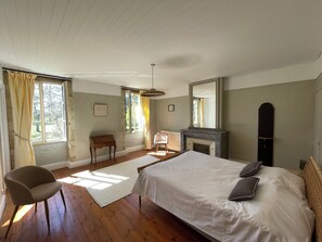 4 bedrooms, desk, iron/ironing board, free WiFi - Charming house with swimming pool in the quiet Gers countryside (Fleurance)