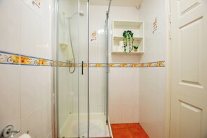 Shower, hair dryer, towels, soap - Clean and Spacious Family House in Galway (Galway)