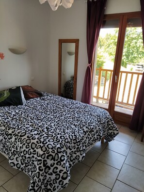 4 bedrooms, iron/ironing board, WiFi, bed sheets - Apartment in house in the massif de l'épine near lac d'Aiguebelette (Marcieux)
