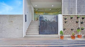 House | Meja sambut tetamu