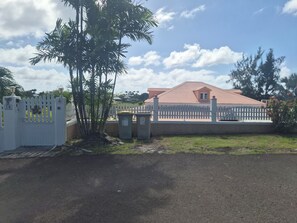 Property grounds - A bird's paradise Cozy country bungalow (Saint-François)