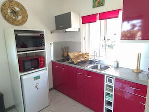 Coffee/tea maker, fridge, microwave, oven - A bird's paradise Cozy country bungalow (Saint-François)