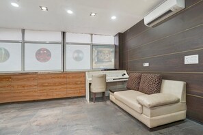 Een moderne kantoorruimte met een bureau, stoel en bank.