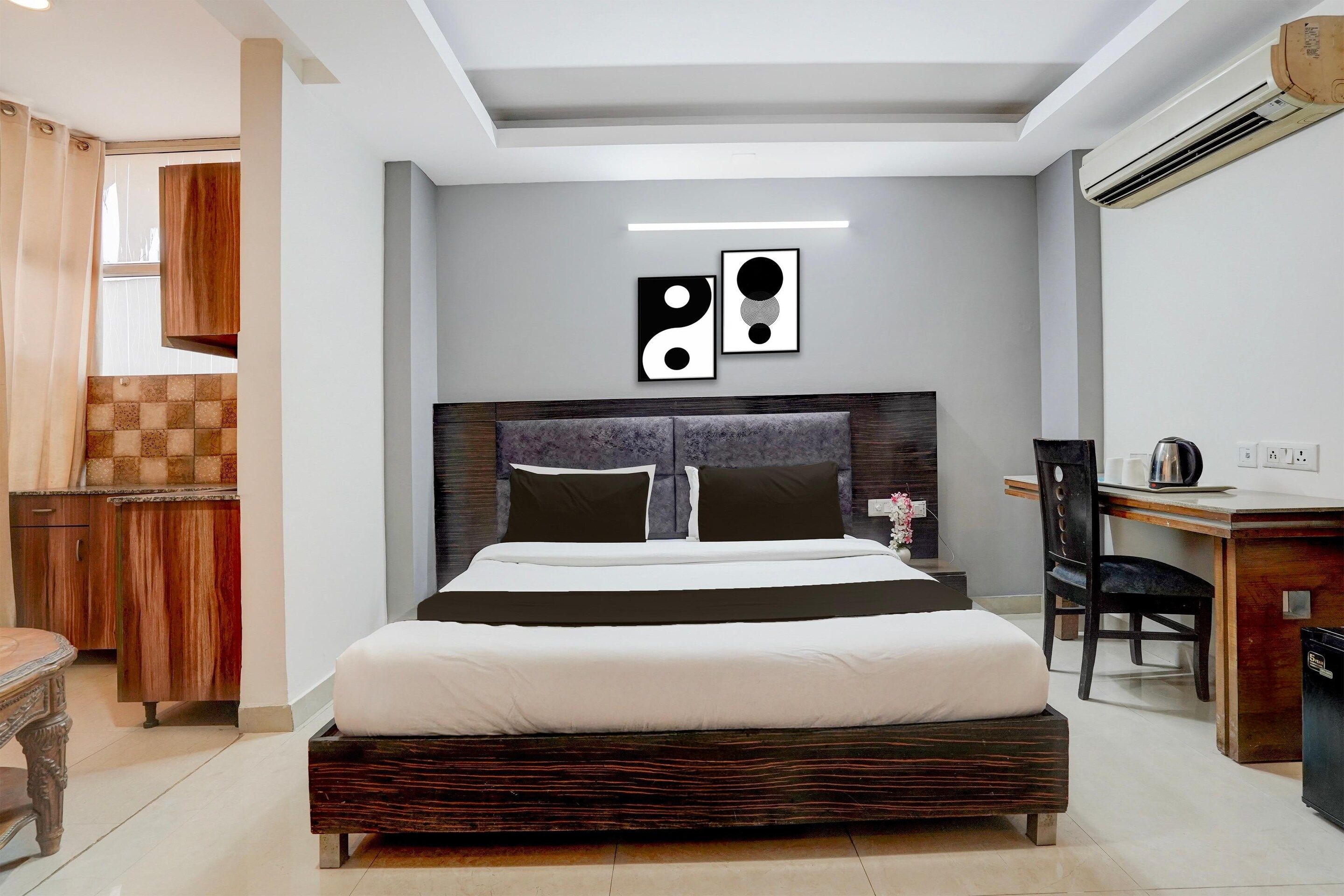 Un dormitorio moderno con una cama, un escritorio y una silla.