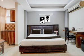 Un dormitorio moderno con una cama, un escritorio y una silla.