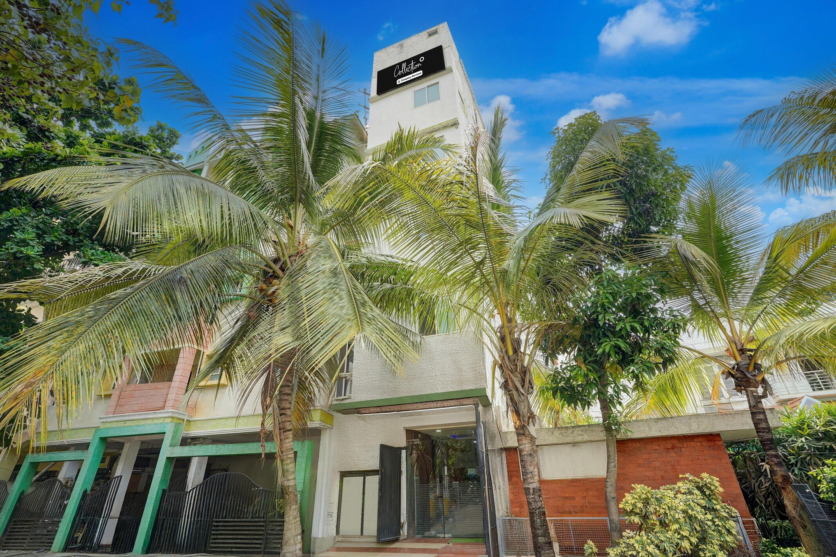 Um edifício de dois andares com uma placa que diz 'Collection' no topo.