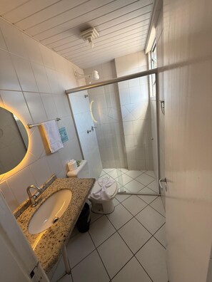 Shower, free toiletries, hair dryer, towels - Hotel Lacala  (Florianópolis)