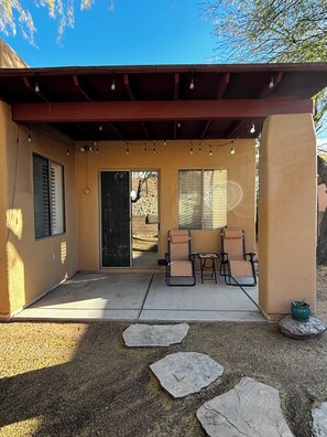 Terrace/patio -  Saguaro West Retreat, Fire Pit, Desert Views & Peaceful Stay! Animal friendly (Tucson)