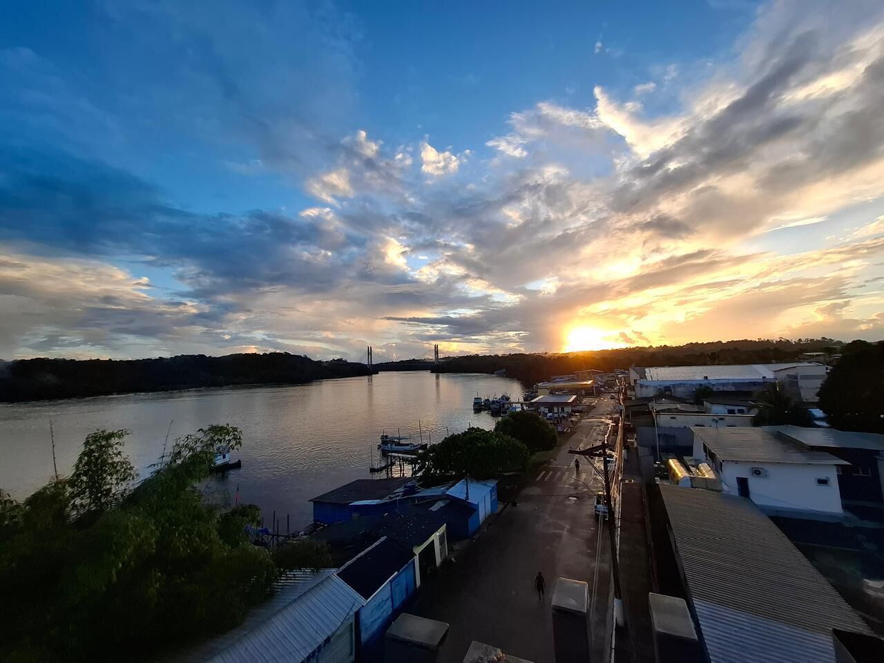 Vista del río con un puente, barcos y edificios a lo largo de la orilla.