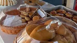 A buffet with various food items and condiments. - Hotel beira rio OPK (Oiapoque)