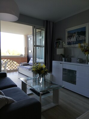 Smart TV, books - 2P CAP ESTEREL - Appt sea view 4 pers ideal family and sportsman (Saint-Raphaël)