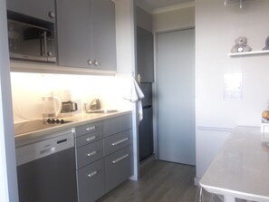 Fridge, microwave, stovetop, dishwasher - 2P CAP ESTEREL - Appt sea view 4 pers ideal family and sportsman (Saint-Raphaël)