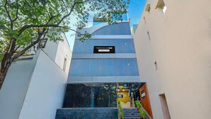 L’entrée d’un immeuble, avec une enseigne indiquant : « TOWNHOUSE OAK & Company Services ».
