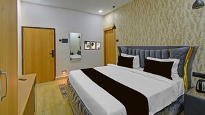 Une chambre à coucher avec un lit, une table de chevet et une armoire.