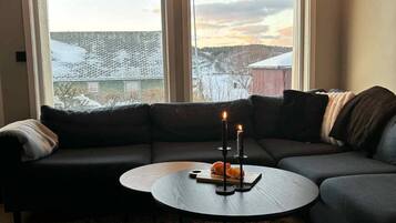 House, 2 Bedrooms, Balcony | Living room