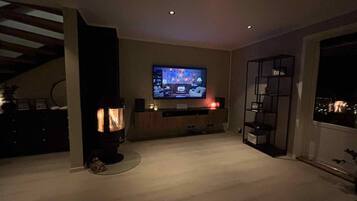 House, 2 Bedrooms, Balcony | Living room