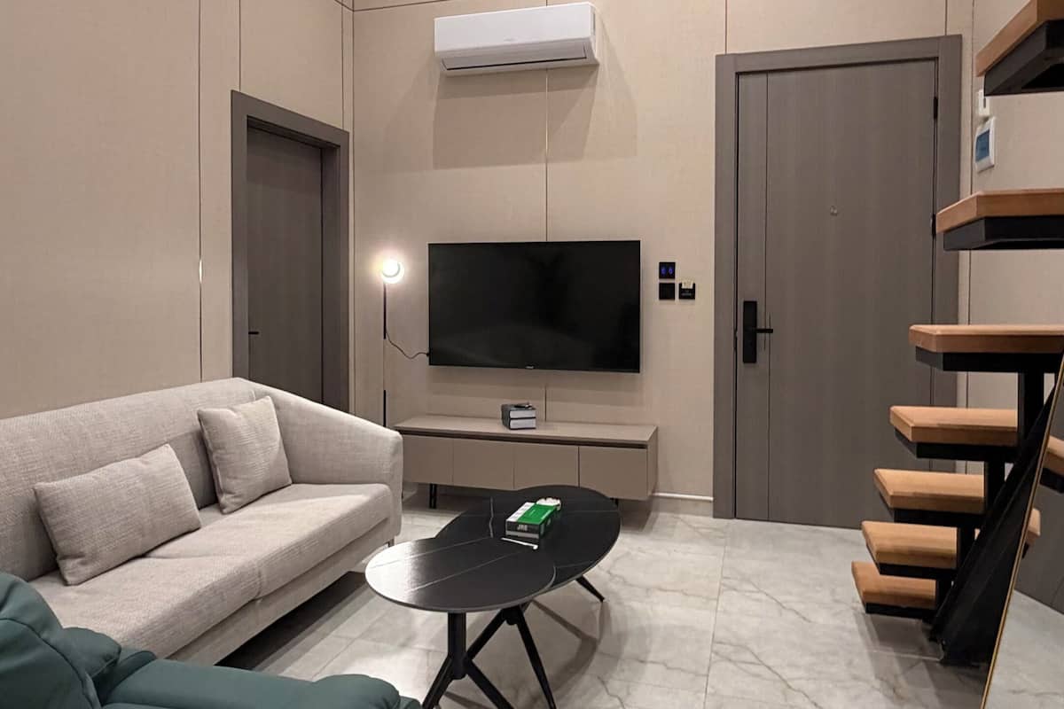 Apartment, 2 Bedrooms, Accessible, Smoking | Living room