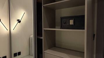 Apartment, 2 Bedrooms, Accessible, Smoking | Interior