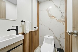 Douche, sèche-cheveux, serviettes fournies, savon