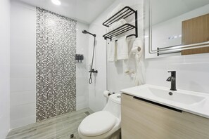 Douche, sèche-cheveux, serviettes fournies, savon