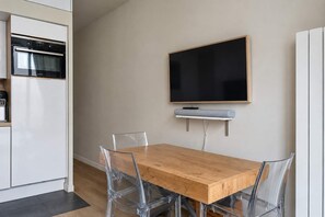 Dining - Lumineux cocon pour 3 · Canal Saint-Martin (Paris)
