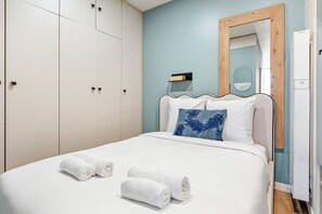 Tabla de planchar con plancha, cuna de viaje, wifi y ropa de cama 