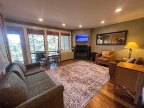 Smart TV, fireplace - Cozy Resort Hideaway (Bend)