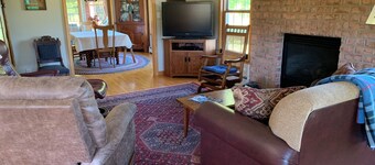 Beautiful 3-bedroom farmhouse with AC in charming State College