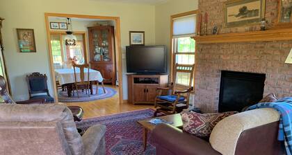 Beautiful 3-bedroom farmhouse with AC in charming State College
