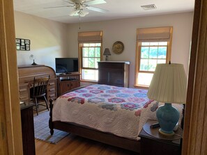 Room - Beautiful 3-bedroom farmhouse with AC in charming State College (State College)