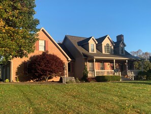 Exterior - Beautiful 3-bedroom farmhouse with AC in charming State College (State College)