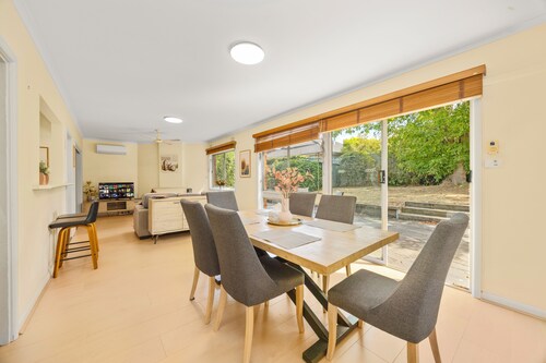 Charming Family Haven - Warm and Spacious Entire House Balwyn