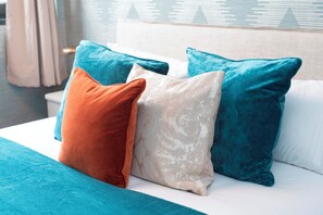 1 bedroom, iron/ironing board, free WiFi, bed sheets - Luxury One Bedroom Apartment, Holland Park and Next to Notting Hill - Pass the Keys (London)