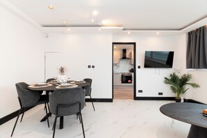 Dining - Luxury One Bedroom Apartment, Holland Park and Next to Notting Hill - Pass the Keys (London)
