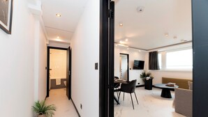 A modern interior with a hallway leading to a dining area and a living space. - Luxury One Bedroom Apartment, Holland Park and Next to Notting Hill - Pass the Keys (London)