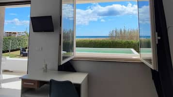 Desk, free WiFi