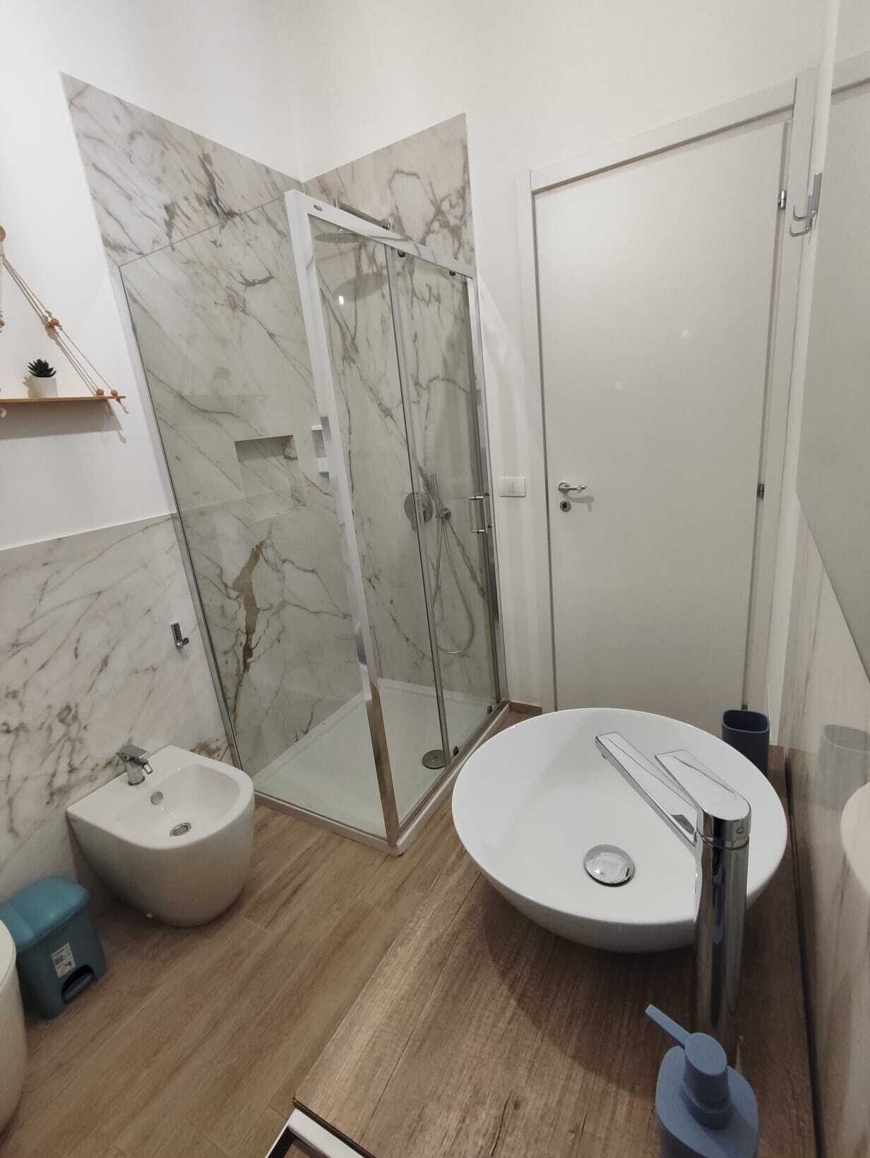 Suite, vistas al jardín | Baño | Ducha, secador de pelo, toallas y jabón