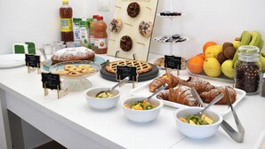 A buffet with various food items including pastries, fruits, and beverages. - B&B Mariella Fronte mare (Avola)